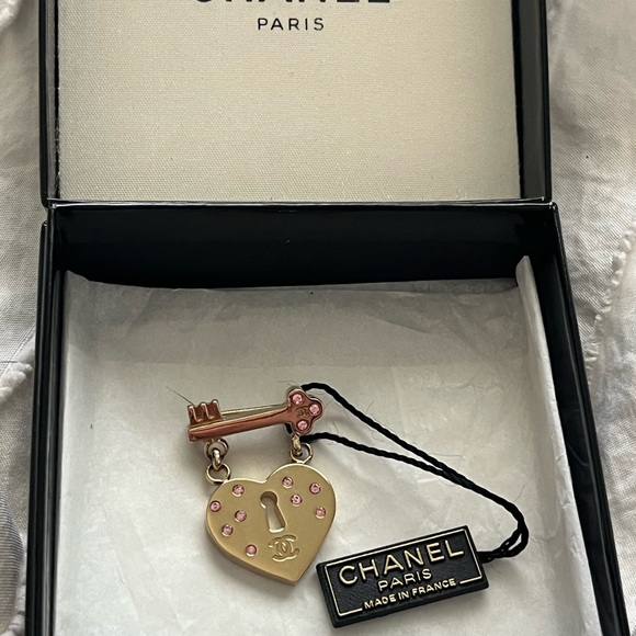 Authentic Chanel Brooch Coco Mark Heart Key - Colour Stone Pink- 24k Gold Plated - Picture 8 of 12